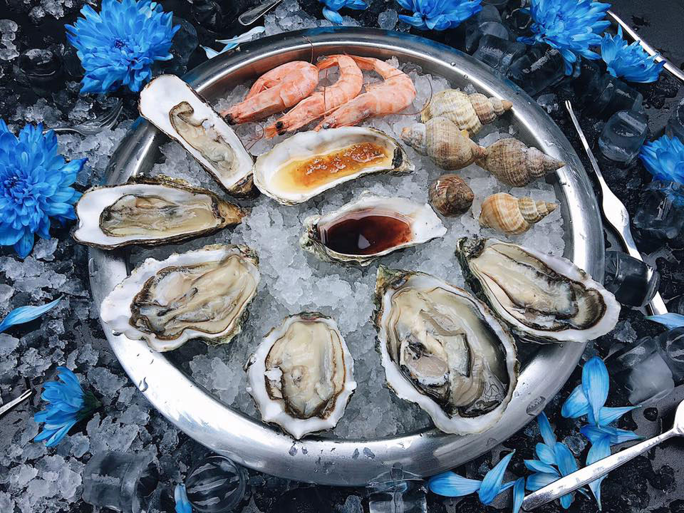 Вино и устрицы: Oysters Cava Bar на Лыбедской отпраздновал первую годовщину