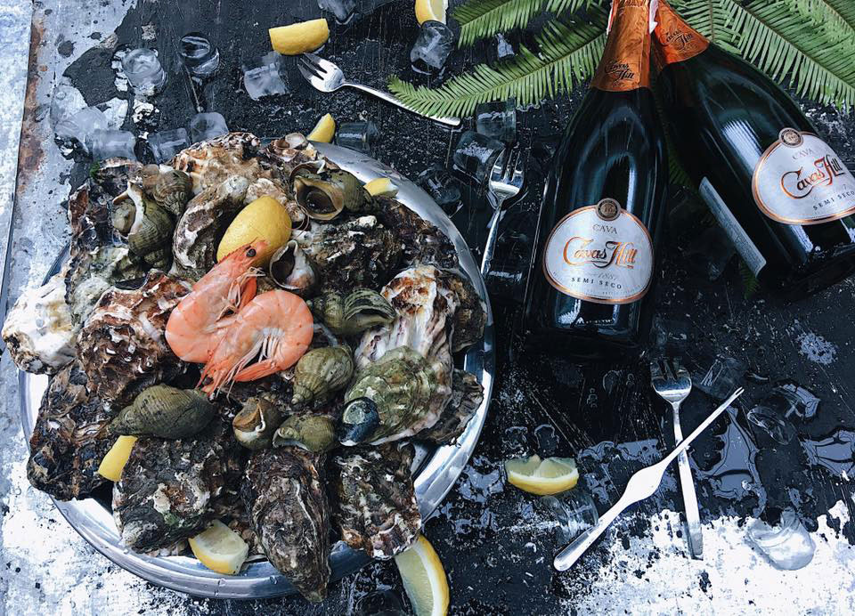 Вино и устрицы: Oysters Cava Bar на Лыбедской отпраздновал первую годовщину