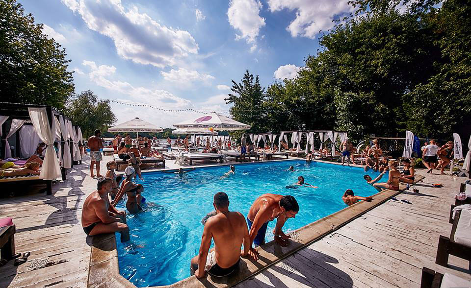 Водно-развлекательные процедуры: рестораны Киева и области с бассейнами
